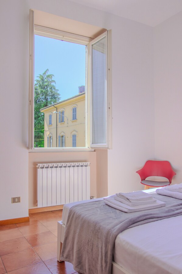 Iron/ironing board, free WiFi, bed sheets