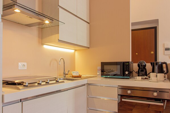 Frigorifero, microonde, forno, piano cottura