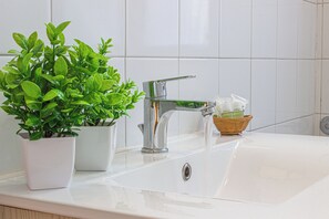 Douche, sèche-cheveux, bidet, serviettes fournies