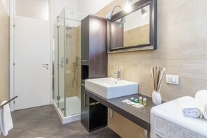 Dusche, Haartrockner, Bidet, Handtücher