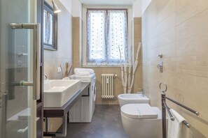Bruser, hårtørrer, bidet, håndklæder