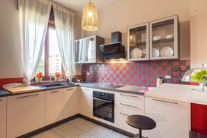 Frigorifero, microonde, forno, piano cottura