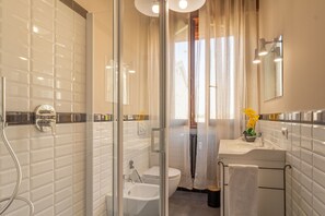 Dusche, Haartrockner, Bidet, Handtücher