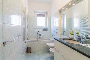 Dusche, kostenlose Toilettenartikel, Haartrockner, Bidet