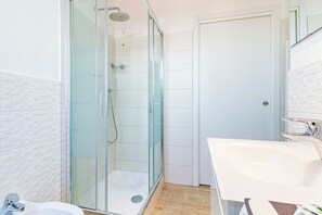 Bruser, hårtørrer, bidet, håndklæder