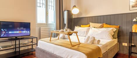 Tabla de planchar con plancha, wifi gratis y ropa de cama