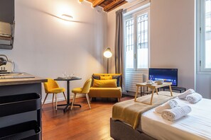 Tabla de planchar con plancha, wifi gratis y ropa de cama 