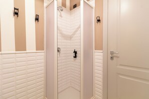 Dusche, kostenlose Toilettenartikel, Haartrockner, Bidet
