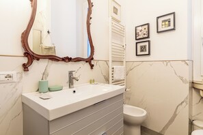 Shower, bidet, towels