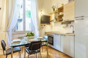 Microwave, stovetop, dishwasher, coffee/tea maker - Casa Menabrea by Houset (Milan)