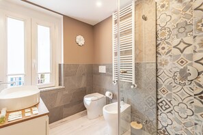 Douche, sèche-cheveux, bidet, serviettes fournies
