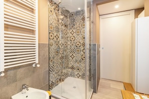 Regadera, amenidades de baño gratuitas, secadora de cabello, bidet 