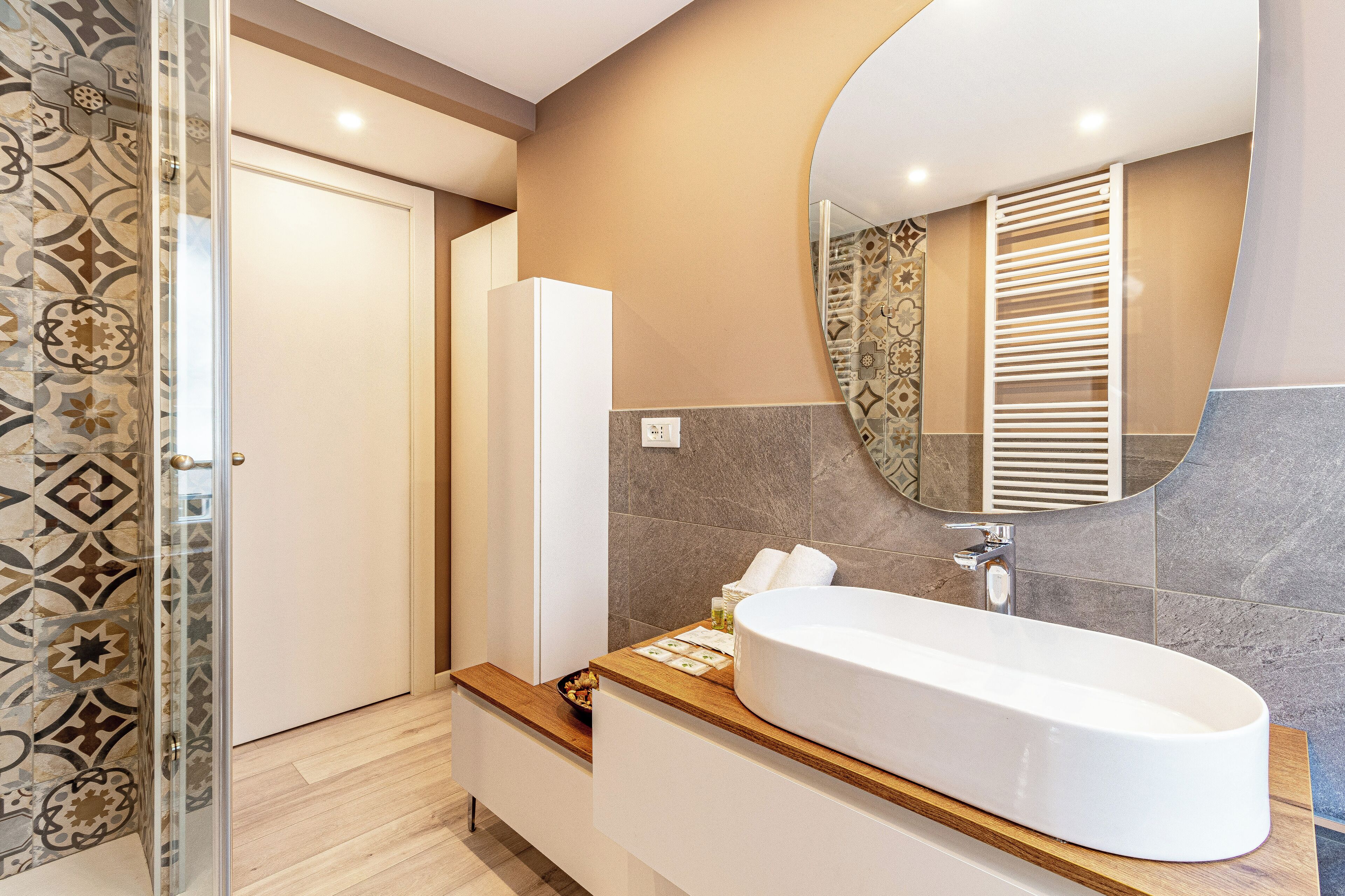 Dusche, Haartrockner, Bidet, Handtücher