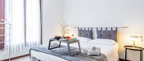 Iron/ironing board, free WiFi, bed sheets