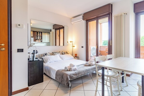 Iron/ironing board, free WiFi, bed sheets