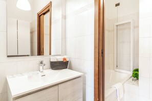 Een douche, een haardroger, een bidet, handdoeken