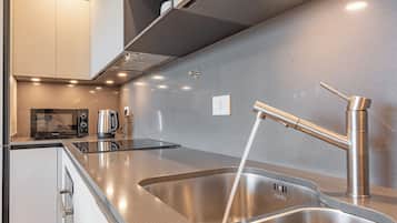 Réfrigérateur, micro-ondes, plaque de cuisson, lave-vaisselle