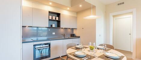 Réfrigérateur, micro-ondes, plaque de cuisson, lave-vaisselle