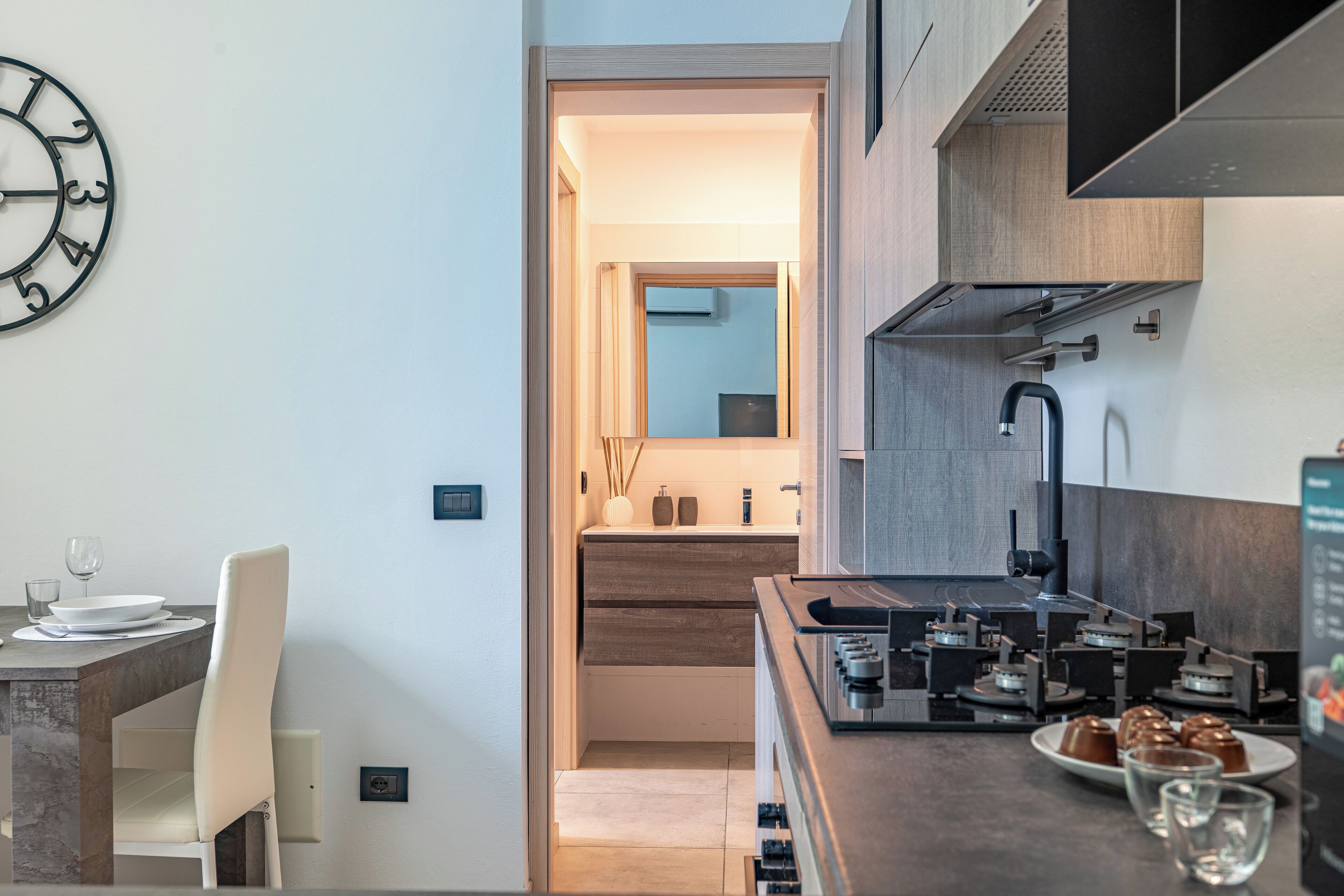 Frigorifero, microonde, forno, piano cottura