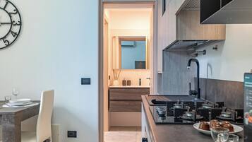 Frigorifero, microonde, forno, piano cottura