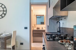 Réfrigérateur, micro-ondes, four, plaque de cuisson