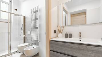 Doccia, asciugacapelli, bidet, asciugamani