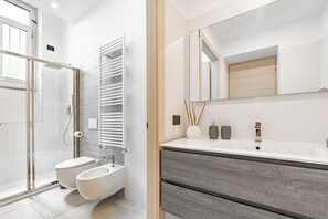 Douche, sèche-cheveux, bidet, serviettes fournies