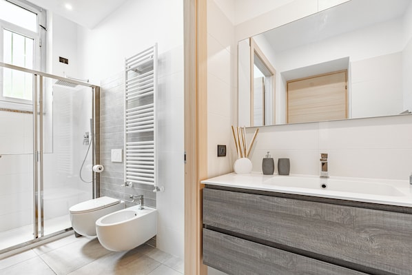 Dusche, Haartrockner, Bidet, Handtücher