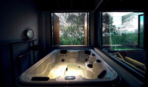 Phòng Suite Superior, quang cảnh vườn | Phòng tắm | Bồn tắm và buồng tắm vòi sen riêng, đồ dùng nhà tắm miễn phí 