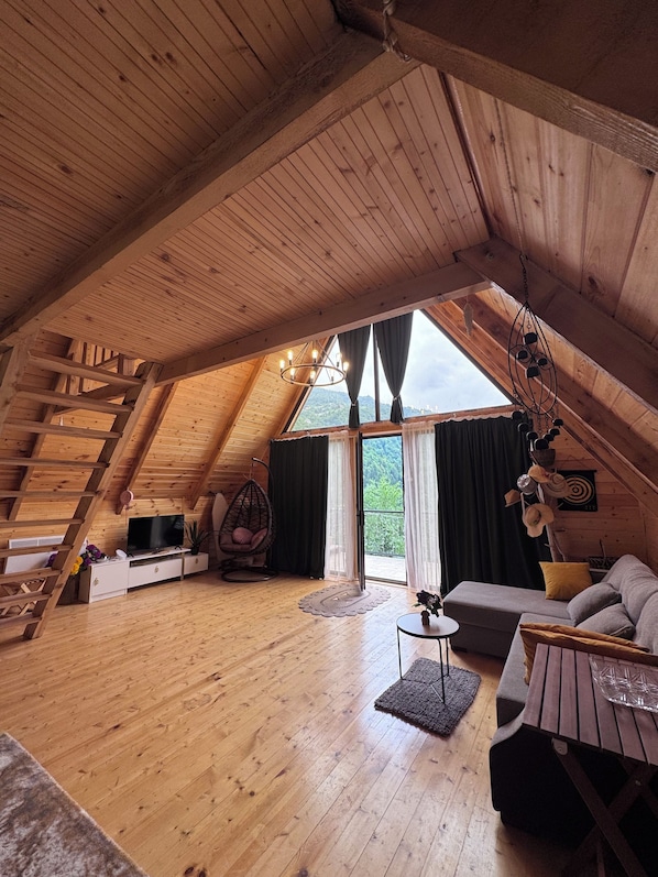 Family House, Mountain View | Living area | Flat-screen TV - Villa Cottage Merisi (Keda)