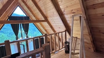 Nhà dành cho gia đình, quang cảnh núi | Két bảo mật tại phòng, màn/rèm cản sáng, phòng cách âm