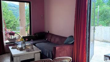 Family House, Mountain View | Living area | Flat-screen TV