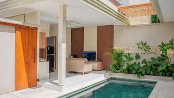 Deluxe Room | Living area | 32-inch TV with digital channels