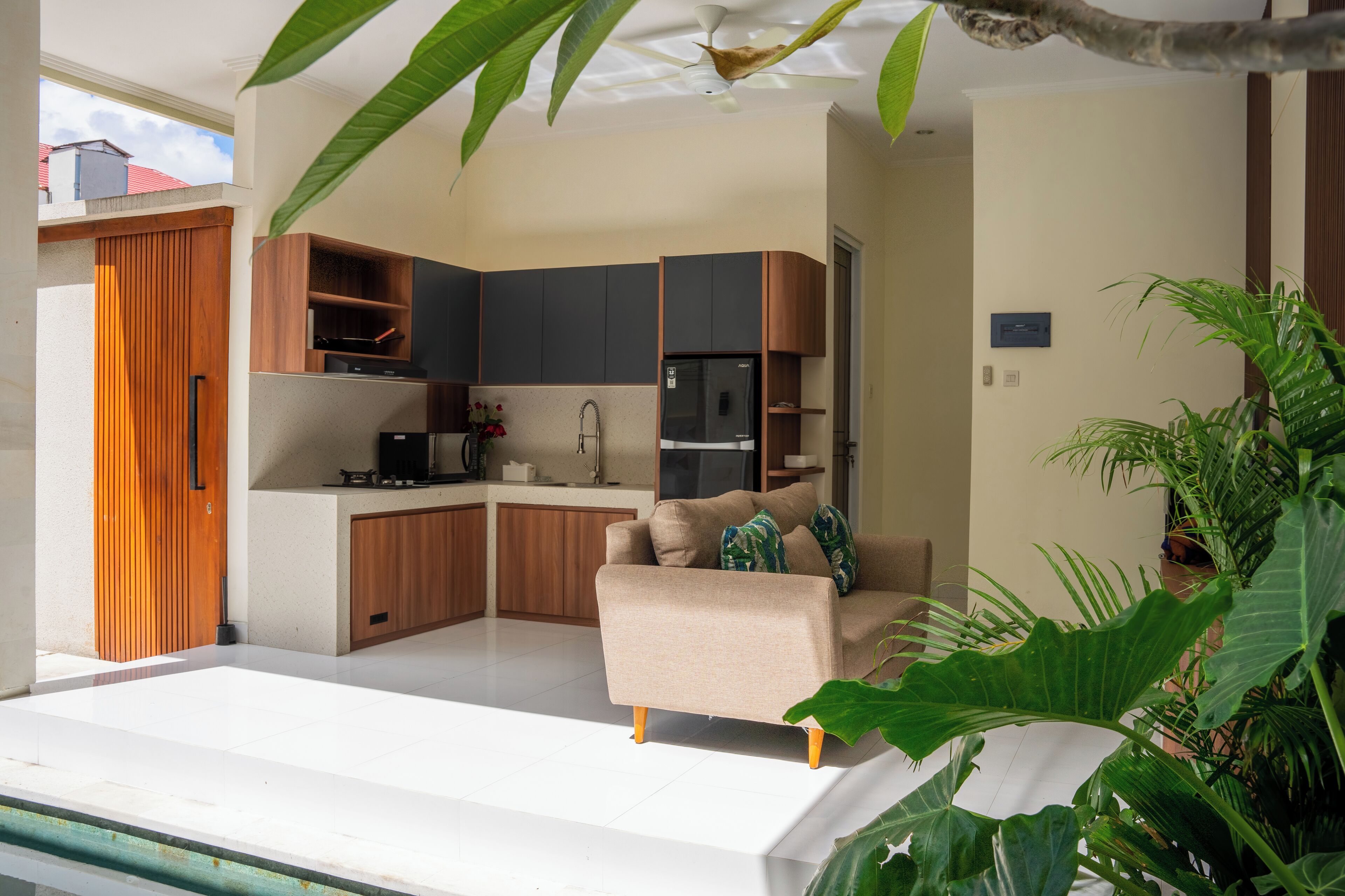 Deluxe Room | Private kitchen | Fridge, microwave, dishwasher, coffee/tea maker