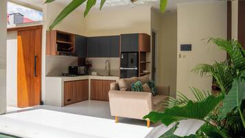 Deluxe Room | Private kitchen | Fridge, microwave, dishwasher, coffee/tea maker