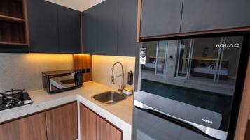 Deluxe Room | Private kitchen | Fridge, microwave, dishwasher, coffee/tea maker