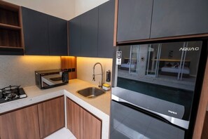 デラックス ルーム | 専用キッチン | 冷蔵庫、電子レンジ、食器洗い機、コーヒー / ティーメーカー