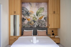 Deluxe Room | Desk, bed sheets