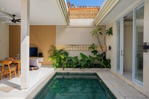 Deluxe Room | Living area