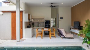 Une cuisine moderne avec un coin repas et une piscine.
