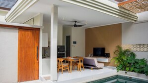 Un espace de vie extérieur moderne, doté d’une piscine, de meubles en bois et d’un téléviseur.