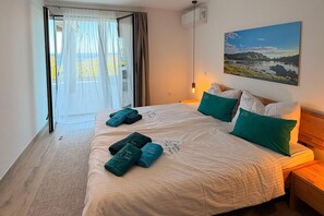 A hotel room with a bed, a painting on the wall, and a view through the window. - Vacation home near Porto Vecchio (Porto-Vecchio)