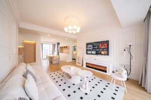 Superior Apartment, River View | Living area