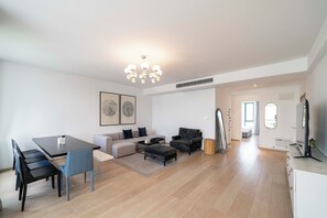 Living area - Zhome-Magnificent scenery of the Huangpu River- Near the Bund (Shanghai)