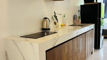 Frigorífico, microondas, placa de cocina y utensilios de cocina