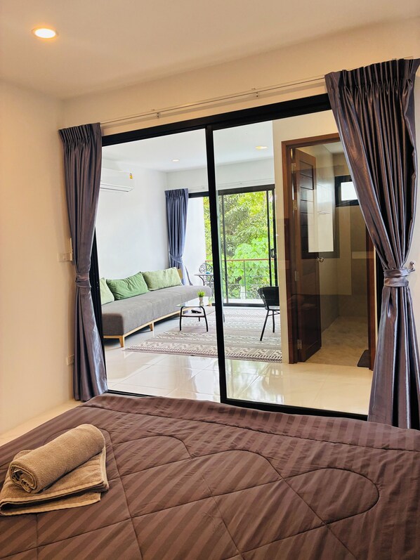 Een bureau, een laptopwerkplek, gratis wifi