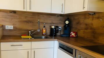 Fridge, oven, stovetop, coffee/tea maker