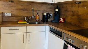 Kaffetrakter/tekoker, kjøleskap, ovn og kokeplater