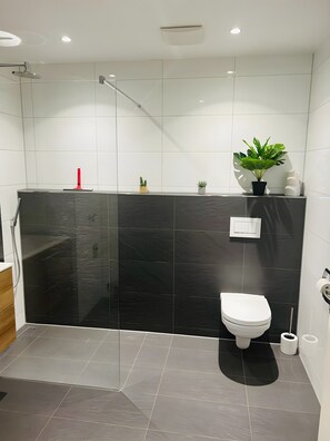 Chuveiro, toalhas de banho