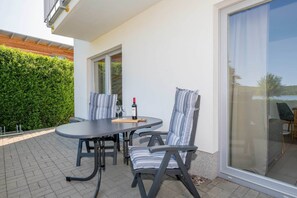Outdoor dining - Idyllic apartment in Neu-Sallenthin directly on the lake with garden & yoga facilities (Bansin)